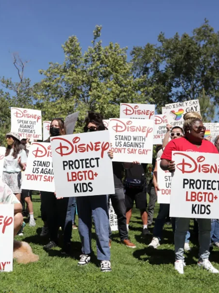 Disney, nacida de la fantasa y los cuentos de hadas, se enfrenta a un boicot anti-LGBT+ muy real